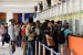 Perubahan Jadwal dan Tarif KA: Calon penumpang membeli tiket kereta api di Stasiun Pasar Senen, Jakarta, Rabu (1/4).  (Republika/Yasin Habibi)