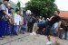 Pesepakbola Indonesia Christian Gonzales mengajarkan teknik bermain bola (coaching clinic) kepada anak-anak panti asuhan As Surur saat hadir dalam acara berbuka bersama CSR SCTV di Panti Asuhan As Surur di Kebon Jeruk, Jakarta, Senin, (22/7). 