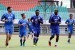 Pesepakbola Persib Bandung melakukan sesi latihan ringan di Stadion Pakansari, Cibinong, Kabupaten Bogor, Jawa Barat, Jumat (21/4).