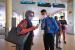 Petugas Aviation Security (AVSEC) memandu calon penumpang menggunakan aplikasi PeduliLindungi di pintu masuk keberangkatan penumpang Bandara Sultan Thaha, Jambi, Kamis (2/9/2021). Bandara Jambi Siapkan 35 Petugas Sambut Kepulangan Jamaah Haji