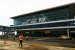 Petugas bandara berdiri di depan terminal kedatangan bandara baru di Bandara Depati Amir, Pangkal Pinang, Kepulauan Bangka Belitung, Rabu (11/1). 