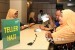 Petugas Bank Mandiri Syariah melayani calon jemaah haji melakukan pelunasan Biaya Penyelenggaran Ibadah Haji (BPIH) di Kantor Cabang BSM di Bekasi, Jawa Barat, Senin (16/4). BSM mulai melayani calon jemaah haji yang melakukan pelunasan BPIH pada 16 April hingga 4 Mei 2018 