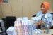 Petugas Bank Negara Indonesia (BNI) menyiapkan uang pecahan untuk layanan penukaran uang baru. (Ilustrasi)