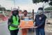 Petugas dari BMH menyerahkan fidyah Ramadhan dalam bentuk paket buka puasa kepada seorang pemulung di Jakarta Selatan.  