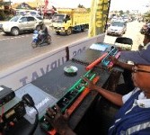 Petugas dari Dinas Perhubungan melakukan penghitungan jumlah kendaraan yang melintas di persimpangan Celeng, Loh Bener, Indramayu, Jawa Barat, Kamis (25/8). 