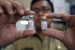 Petugas Dinas Kesehatan Kota Blitar menunjukkan vaksin meningitis untuk calon haji di Kota Blitar, Jawa Timur, Selasa (4/8). Ganjar Perintahkan Pendataan Jamaah Umroh Terkait Vaksin Meningitis