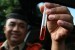 Petugas Dinas Kesehatan menunjukkan temuan sampel minuman sirup yang terindikasi mengandung Rhodamin-B dalam sidak Takjil di Kota Kediri, Jawa Timur, Senin (22/6). 
