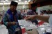 Petugas imigrasi memeriksa kelengkapan dokumen paspor haji calon jamaah haji di Asrama Haji Pondok Gede, Jakarta (ilustrasi)