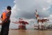 Petugas keamanan menyaksikan proses sandar kapal yang membawa empat Container Crane (CC) baru fasilitas milik Pelindo III di pelabuhan Trisakti Banjarmasin, Kamis (19/11).