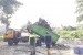Petugas kebersihan dari Dinas Lingkungan Hidup (DLH) Kota Sukabumi mengangkut sampah di Gang Murni, Kelurahan/Kecamatan Warudoyong, Kota Sukabumi Ahad (19/5).