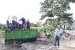 Petugas kebersihan dari Dinas Lingkungan Hidup (DLH) Kota Sukabumi mengangkut sampah di Gang Murni, Kelurahan/Kecamatan Warudoyong, Kota Sukabumi Ahad (19/5).