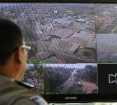 Petugas kepolisian memantau sejumlah titik di jalur Nagreg, Kabupaten Bandung, Jawa Barat, Ahad (28/8), melalui monitor yang menerima gambar dari kamera CCTV. 