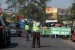 Petugas kepolisian mengatur antrean kendaraan pemudik di jalur Nagrek-Limbangan, Jawa Barat, Selasa (14/7).    (Republika/Rakhmawaty La'lang)