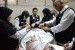 Puskes Haji Kembangkan Digitalisasi Penyelenggaran Haji. Foto: Petugas kesehatan haji Indonesia sedang menangani jamaah yang sakit saat mabit di tenda Mina (Ilustrasi).
