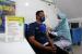 Petugas kesehatan Puskesmas Kopelma memberikan vaksin meningitis untuk para calon jemaah haji di Darussalam, Banda Aceh, Aceh, Selasa (10/5/2022). Kementerian Agama mulai menyiapkan berkas, pemeriksaan kesehatan dan melakukan vaksinasi meningitis terhadap 100.051 calon jemaah yang terdiri dari 92.825 calon jemaah haji regular, 7.226 jemaah haji khusus serta 1.901 petugas.
