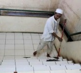 Petugas Marbot sedang membersihkan masjid. (ilustrasi)