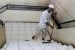 Petugas Marbot sedang membersihkan masjid. (ilustrasi)
