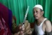 Petugas medis bersiap menyuntikkan vaksin meningitis kepada  calon jamaah haji di Puskesmas Karang Kitri, Bekasi, Jawa Barat, Selasa (26/7). 