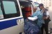Ilustrasi. Petugas medis KKHI membantu jamaah haji masuk ke ambulans.