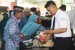 Petugas membuka koper calon haji saat pemeriksaan barang bawaan jamaah calon haji di Asrama Haji Sukolilo, Surabaya, Jawa TImur, Rabu (18/7). 