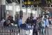 Petugas memeriksa tiket elektronik calon penumpang pesawat di Terminal 1 A Bandara Soekarno Hatta, Tangerang, Banten, Kamis (14/4/2022). Aktivitas traveling dan staycation kemungkinan mengalami peningkatan pada periode libur Lebaran 2022.