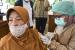 Petugas menyuntikan vaksin COVID-19 kepada seorang lansia pada hari pertama bulan Ramadhan 1442 H di Rumah Sakit Dr Suyoto, Jakarta, Selasa (13/4/2021). Kementerian Kesehatan tetap melangsungkan vaksinasi COVID-19 saat umat Islam menjalankan ibadah puasa di bulan Ramadhan yang didasari fatwa Majelis Ulama Indonesia (MUI) nomor 13 tahun 2021 tentang vaksinasi COVID-19 tidak membatalkan puasa. Tips Sehat Menjalankan Ibadah Puasa Bagi Lansia