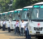 Petugas Palang Merah Indonesia (PMI) berjaga di depan mobil donor darah keliling.