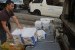 Petugas pengelola Katering mendistribusikan makanan ke pemondokan jamaah haji Indonesia, Rabu (9 8). Makanan disajakan dalam kondisi hangat dan fresh.