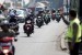  Petugas Polisi lalu lintas mengatur arus kendaraan pemudik di Kabupaten Brebes, Jawa Tengah, Kamis (16/8). (Aditya Pradana Putra/Republika)