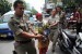  Petugas Satpol PP merazia sejumlah gelandangan di Jalan Hayam Wuruk, Jakarta, Rabu (10/7).  ( Republika/ Yasin Habibi)