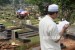  Peziarah mendoakan anggota keluarga mereka yang telah meninggal dunia di TPU Karet Bivak, Jakarta, Ahad (5/6). (Republika/ Wihdan)