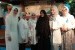 Pipik Dian Irawati bersama karyawan BRI Syariah