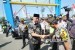 Pj Gubernur Jawa Barat, Komjen Pol M Iriawan menyalami petugas saat peninjauan arus balik, di Cileunyi, Kabupaten Bandung, Rabu (20/6).