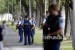 Haji Hingga Telur, Hadiah tak Biasa untuk Polisi Selandia. Polisi berjaga-jaga di sebuah taman di seberang jalan dari masjid di Christchurch, Selandia Baru.