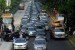 Polisi bersama pengguna jalan membantu mengurai kemacetan akibat kecelakaan lalulintas dikawasan Jalan Jenderal Sudirman, Jakarta Selatan, Rabu (20/4). Mobil derek mencoba menarik mobil yang 