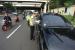 Polisi melakukan penindakan sanksi tilang kepada pengendara mobil yang melanggar peraturan ganjil genap di kawasan Jalan Pramuka Raya, Jakarta. Polda Metro Jaya memastikan tidak ada sistem ganjil genap selama libur lebaran.