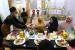 Pramusaji (kiri) menyajikan menu makanan berbuka puasa khas timur tengah di salah satu rumah makan Arab di Ulee Kareng, Banda Aceh, Aceh, Sabtu (9/4/2022). Rumah makan bernuansa Timur Tengah tersebut menjadi salah satu tempat favorit warga untuk berbuka puasa dengan berbagai menu khas Arab Saudi pada Ramadhan 1443 Hijriyah. Delapan Ide Berbuka Puasa Sehat