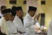 Presiden Joko Widodo (kanan) bersama Menteri Agama Lukman Hakim Saifuddin (kedua kanan) dan Seskab Pramono Anung (kedua kiri) menunaikan shalat sunnah sebelum menjalani shalat tarawih di Masjid Istiqlal, Jakarta, Rabu (16/5).
