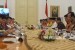 Presiden Joko Widodo (keempat kanan) memimpin rapat terbatas percepatan pelaksanaan berusaha di Istana Bogor, Jawa Barat, Rabu (18/4).