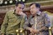 Presiden Joko Widodo (kiri) berdiskusi dengan Wapres Jusuf Kalla (kanan) saat memimpin acara peresmian penutupan Musyawarah Rencana Pengembangan Nasional (Musrenbangnas) Tahun 2016 di Istana Negara, Jakarta, Rabu (11/5). 