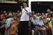 Presiden Joko Widodo (tengah) berbincang dengan warga usai menyaksikan pembagian paket sembako kepada warga di kawasan Duri Kepa, Jakarta, Kamis (22/6). P