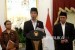  Presiden Joko Widodo (tengah) bersama Menteri Luar Negeri Retno Marsudi (kiri) dan Menteri Agama Lukman Hakim Saifuddin memberikan keterangan pers terkait kuota jamaah haji di Istana Merdeka, Jakarta, Rabu (11/1). 
