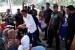 Presiden Jokowi membagikan sembako kepada warga di Jalan Ahmad Yani, Gang Lengkong Pesantren 2, Desa Lengkong Sari, Kecamatan Tawang, Tasikmalaya, Jumat (9/6)