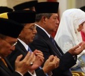 Presiden Susilo Bambang Yudhoyono (tengah) didampingi Wakil Presiden Boediono (kedua kiri), Ibu Negara Ny Ani Yudhoyono (kedua kanan).