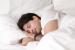 Pria tertidur (ilustrasi). Mengubah pola makan dapat mengurangi risiko apnea tidur yang menjadi penyebab utama orang mendengkur.