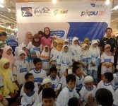 Ratusan anak yatim berbelanja kebutuhan Ramadhan dan lebaran bersama XL dan PKPU di supermarket Giant, Plaza Semanggi Jakarta.