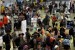 Ratusan calon penumpang memadati Terminal I Bandara Internasional Juanda Surabaya di Sidoarjo, Jawa Timur, Rabu (10/5). 