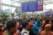 Ratusan calon penumpang mengantre untuk memasuki peron jalur 3 Stasiun Senen, Jakarta Pusat, Jakarta, Rabu (1/7).