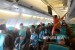 Ratusan Jamaah Umroh berada dalam pesawat Garuda untuk berangkat ke Tanah Suci di Bandara Juanda, Surabaya,Jawa Timur. Garuda Pastikan Perluas Jaringan Penerbangan Umroh