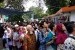 Ratusan masyarakat mengantri untuk masuk ke Istana Bogor dan mengikuti open house bersama Presiden RI Joko Widodo, Jumat (15/6). Antrian sudah dimulai sejak pukul 07:30. 